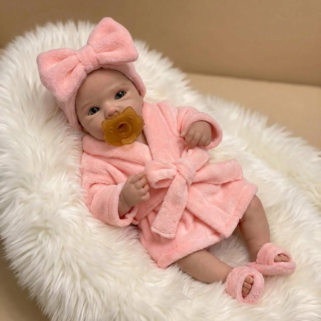 NPK Bettie Babypuppe, 18-Zoll, aus Silikon, inklusive Schnuller - Bild 1
