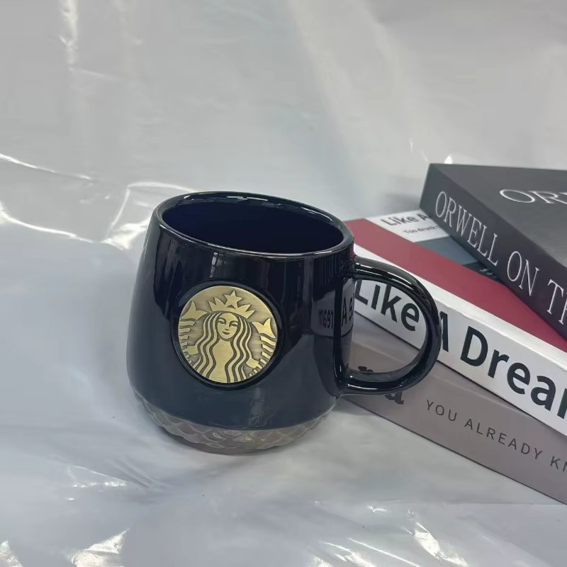 Starbucks Keramik-Kaffeetasse in Schwarz mit goldenem Siren-Logo und Skalenmuster, 355 ml - Bild 2