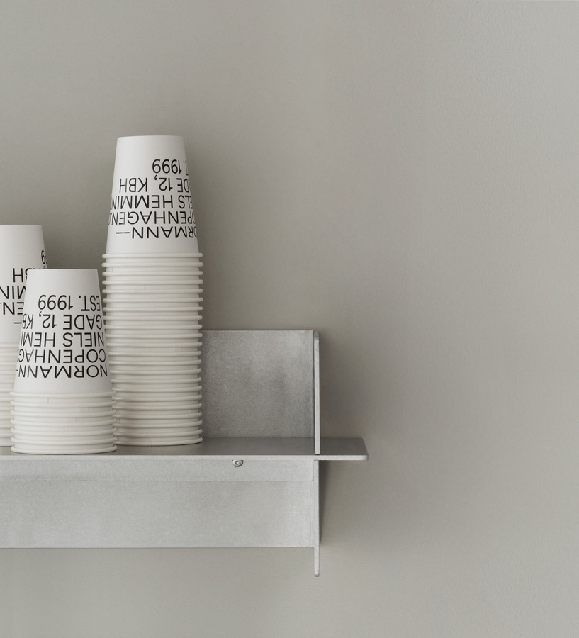 Normann Copenhagen Alu Regal in Silber mit skandinavischer Ästhetik - Bild 2