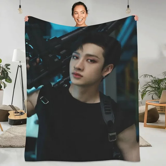 Bang Chan Flanell-Überwurfdecke mit Pistolenaufdruck, weich und warm für Sofa und Bett - Bild 1
