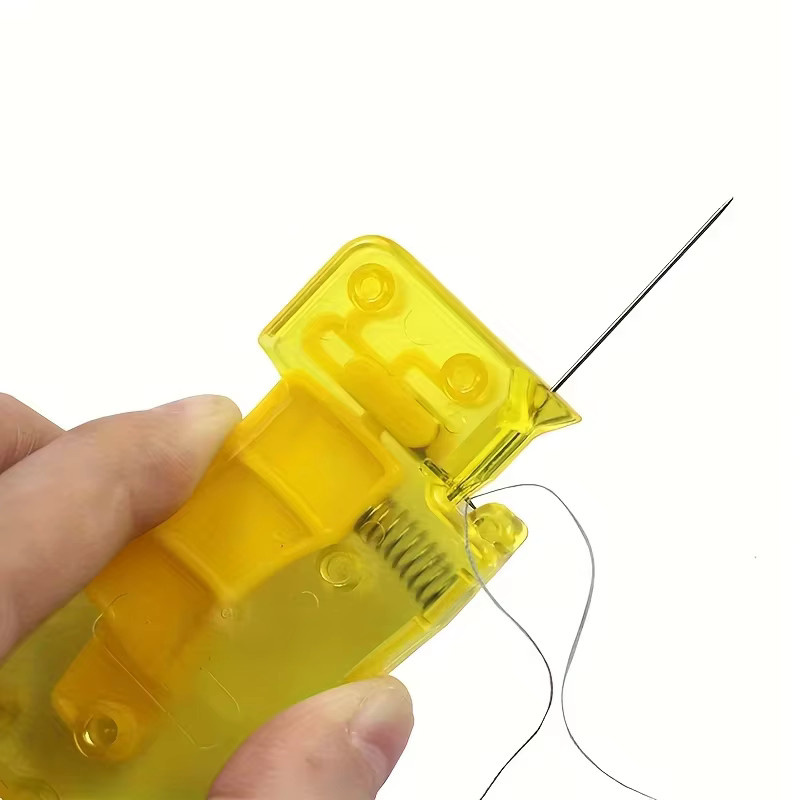 Automatischer Nadeleinfädler für DIY-Handnäharbeiten in Gelb aus Kunststoff - Bild 2