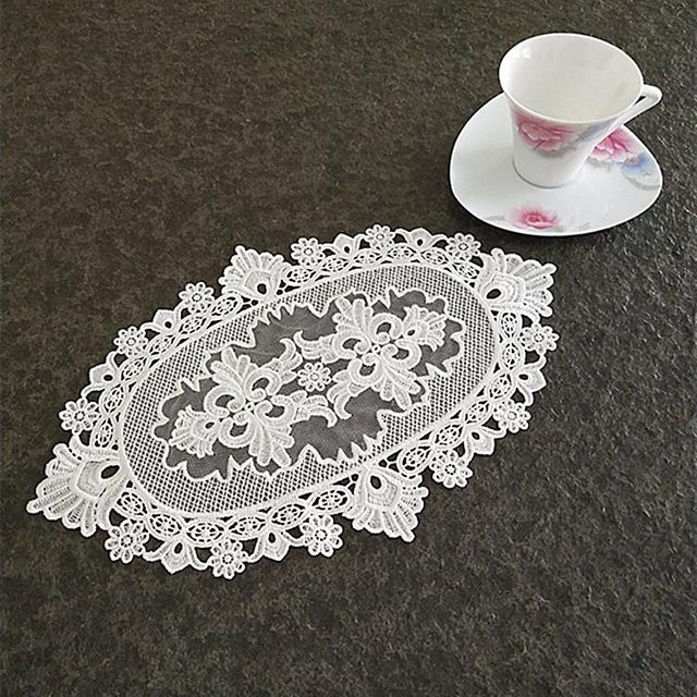 Ovales Platzset aus Baumwolle mit floraler Stickerei in Weiß, B/L: 31 x 20 cm - Bild 1