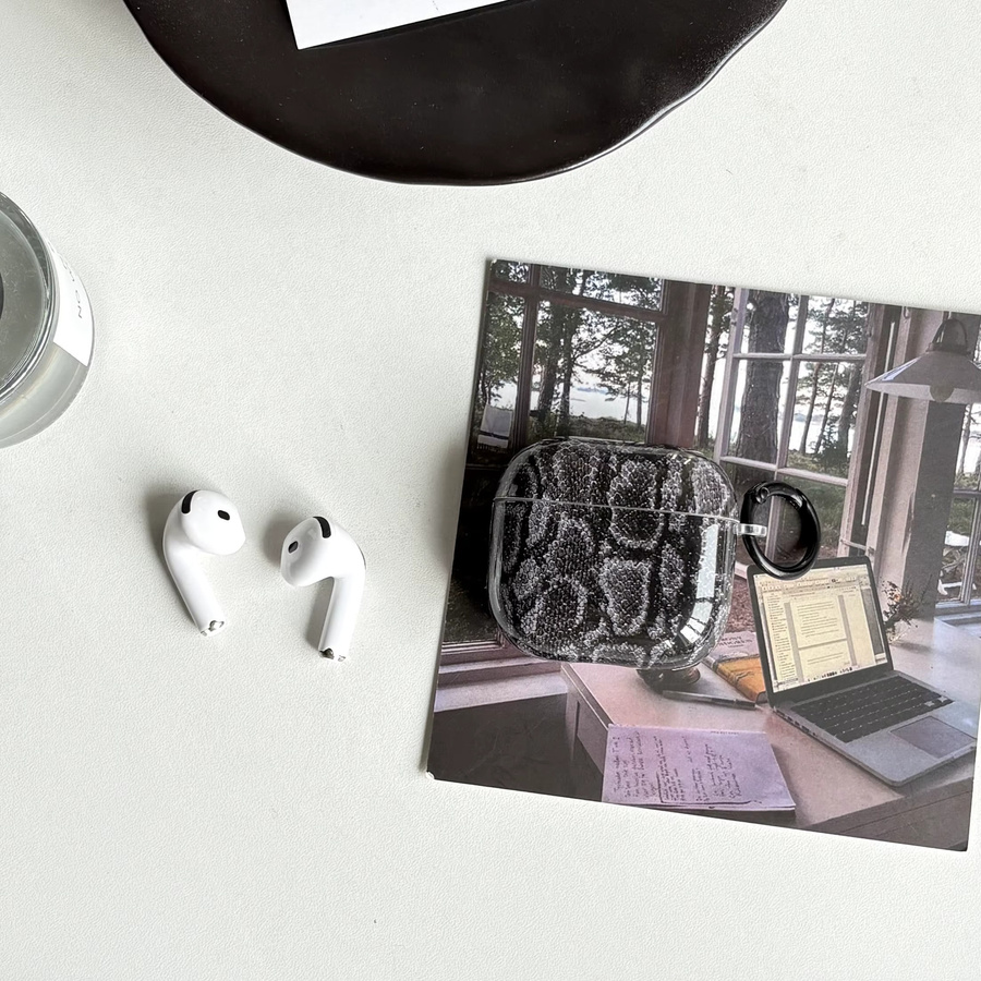 Schutzhülle für Apple AirPods Pro (1, 2, 3, 4) in Schwarz-Weiß mit Schlangenhaut-Textur - Bild 5