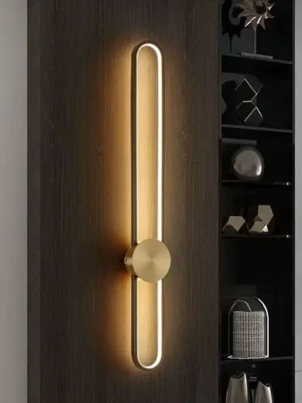 Moderne lineare LED-Wandleuchte von Claeted in Gold/Messing mit warmweißem Licht für Wohnzimmer und Schlafzimmer - Bild 4