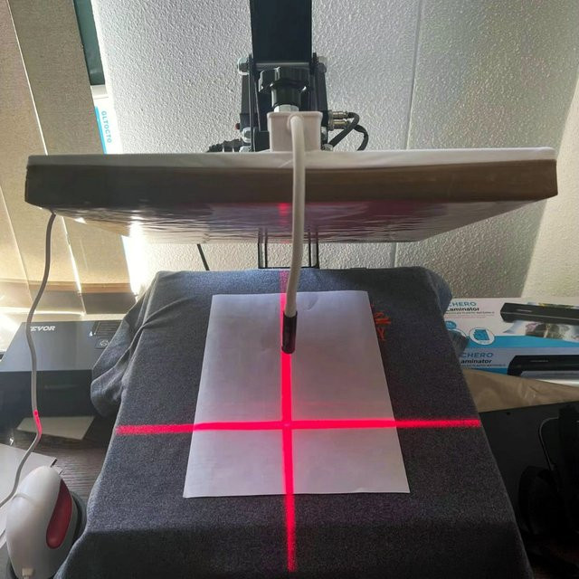 NexaJet USB-Laser-Lokalisierungsgerät mit LED-Licht und Infrarotstrahl-Kreuz-Magnetpositionierer für DTF- und DTG-Druck sowie Heißpressen in Rot und Weiß - Bild 1