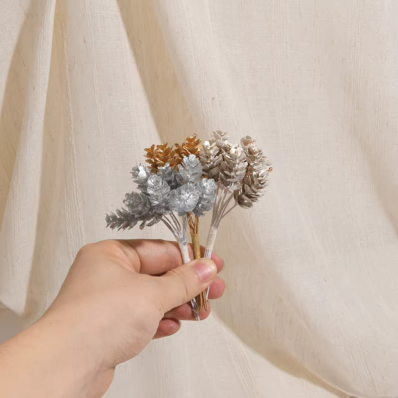 Nanairo 10er Set künstliche goldene Weihnachts-Tannenzapfen aus Textil und Kunststoff für Hochzeitsdekoration und DIY-Bastelarbeiten - Bild 2