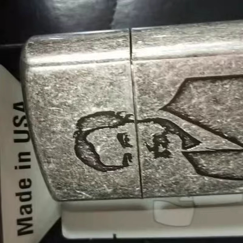 Zippo Gedenkfeuerzeug Saddam Hussein Antik-Design in Silber mit Box - Bild 2