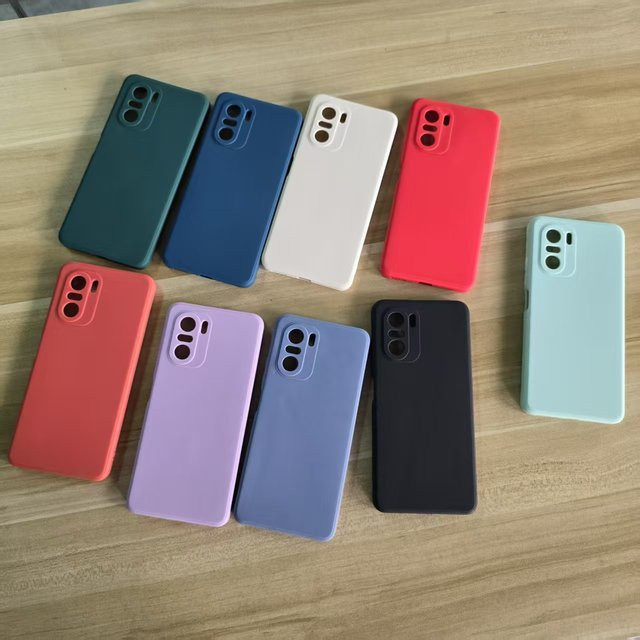 Xiaomi Poco F3 Silikon-Schutzhülle in Rot mit mattem Finish - Bild 1