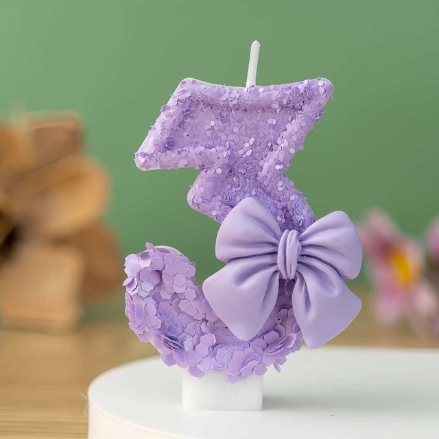MINISO Dekorative Kuchenkerze mit Schleife und Pailletten in Lila für Geburtstag und Jahrestag - Bild 1