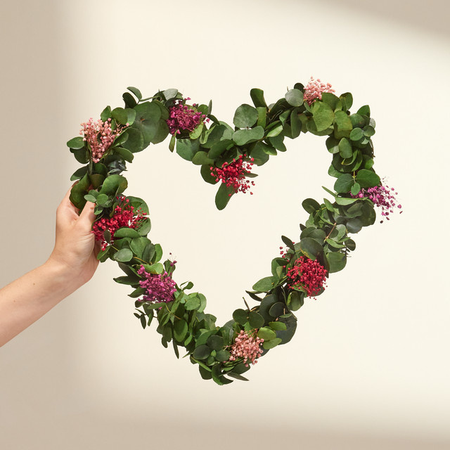 Herzförmiger Eukalyptuskranz Love von BLUME2000 mit Schleierkraut und Herzen in Pink und Hellrosa - Bild 1
