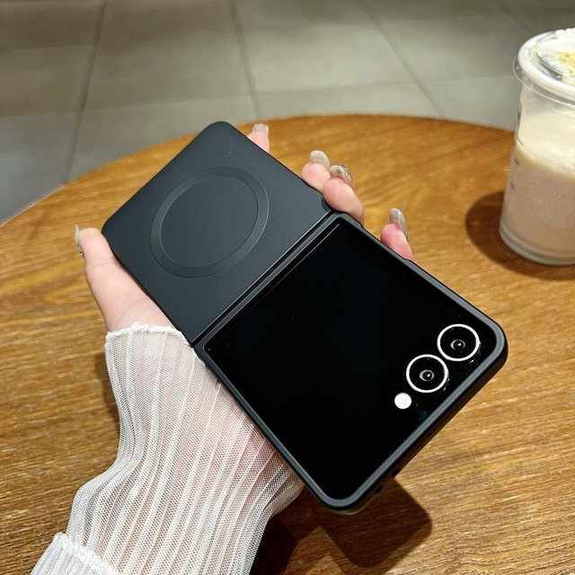 Magnetische Flüssigsilikonhülle für Samsung Galaxy Z Flip 7 in Schwarz - Bild 1