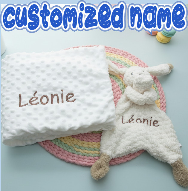NanBeiCat Personalisiertes Baby-Decken-Set mit bestickten Buchstaben, Kinderwagen-Decke und Hasen-Kuscheltier in Blau und Weiß aus Polyester - Bild 1