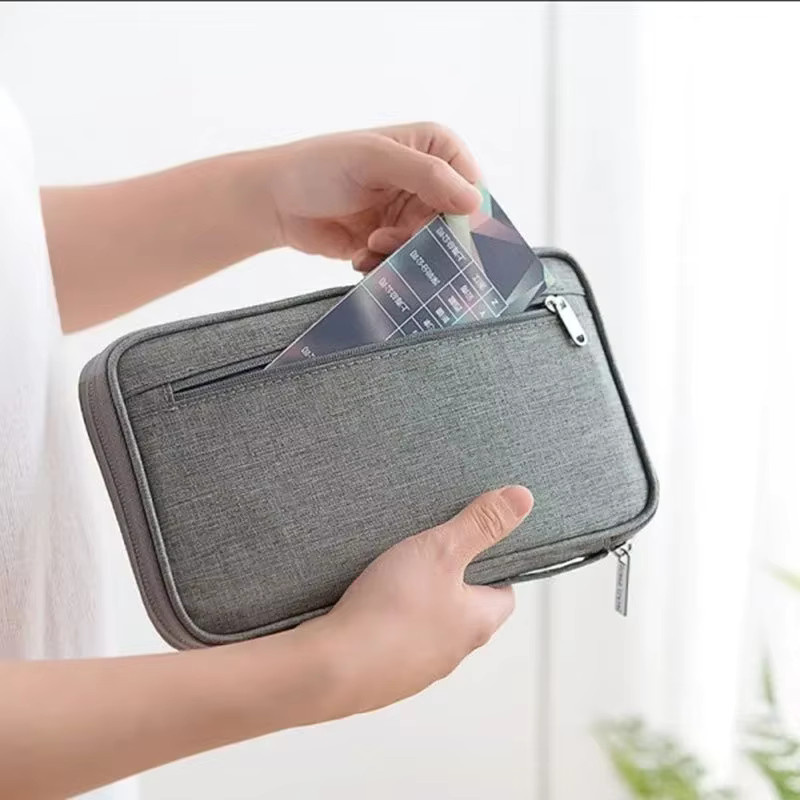 Wasserdichte Reisebrieftasche für Reisepässe und Dokumente als Organizer und Karteninhaber in Grau - Bild 3