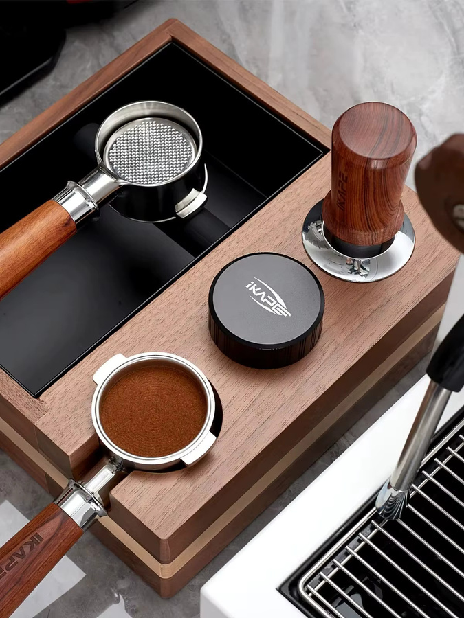 IKAPE Kaffee-Holztampfer V3 Espresso-Tamper aus Walnuss mit Titan-PVD-Beschichtung und kalibrierter Feder, Basispassung 51/54/58 mm, Braun/Schwarz - Bild 4