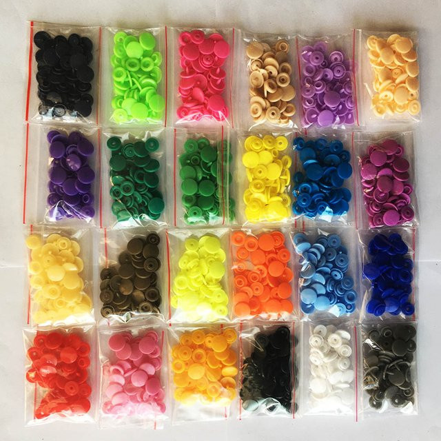 QIMONTON Druckknöpfe aus Kunststoff und Harz in Schwarz, 100 Sets T5 Bekleidungszubehör für Babykleidung und Lätzchen - Bild 1
