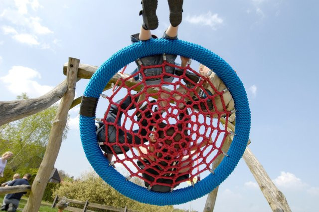 Nestschaukel für den öffentlichen Bereich in Blau und Rot - Bild 1