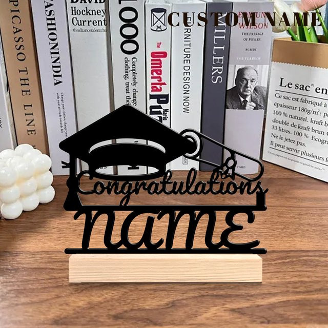Personalisiertes Abschluss-Hut-Ornament aus Metall und Holz in Schwarz als Tischdekoration und Geschenk - Bild 1