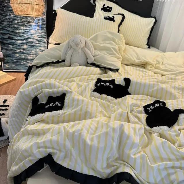 Bettwäscheset Bin Chi Textiles im koreanischen Stil mit grünen Streifen und schwarzer Katzenstickerei aus gewaschener Baumwolle, 4-teilig, B/H: 150 x 200 cm - Bild 1