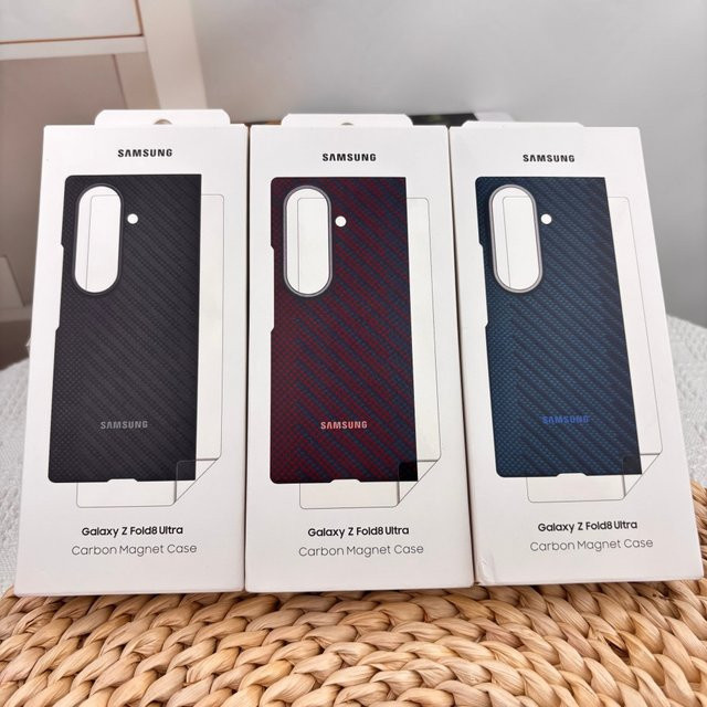 Samsung Galaxy Z Fold8 Ultra Magnetische Schutzhülle aus Carbonfaser in Rot und Multicolour - Bild 1