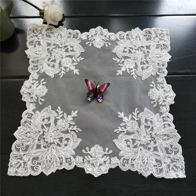 Yiran Furniture Bestickter Untersetzer im floralen Design aus Baumwolle, quadratisch, B/B: 40 x 40 cm, Farben: schwarz/weiß - Bild 1