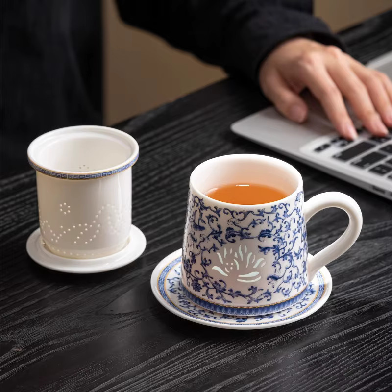 Exquisite Teetasse aus Jade-Porzellan in Blau und Weiß mit floralem Design - Bild 2