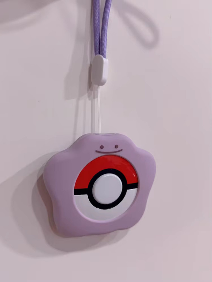 Bandai Pokémon Go Plus Silikonhülle Ditto Cartoon Cover, Lila, mit Umhängeband - Bild 3
