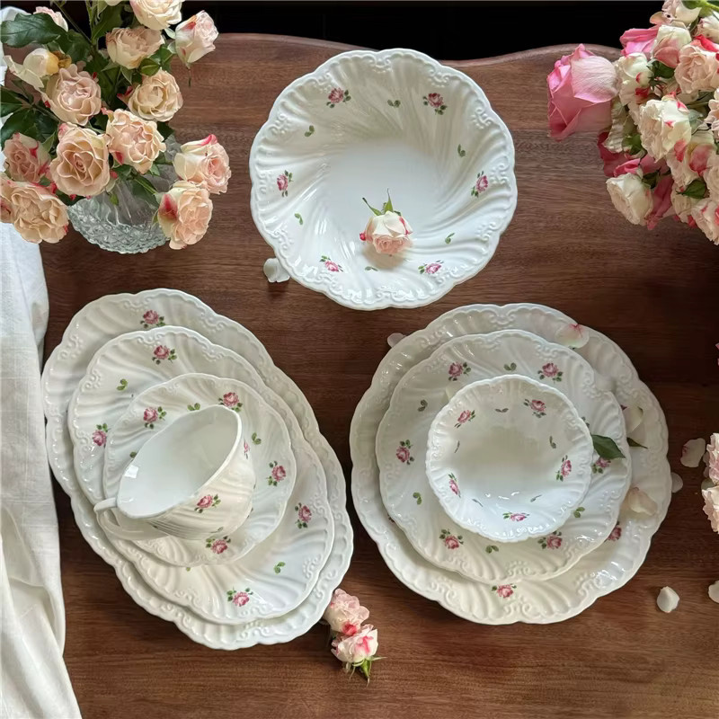 Keramik Geschirr Set mit Kaffeetassen, Untertassen und Tellern in Weiß mit floralem Vintage-Rosenmuster - Bild 5