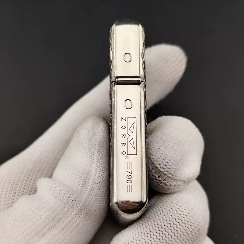 Zorro Dritte Generation Z790 Feuerzeug aus Weißkupfer in Silber mit geprägtem Design und versiegeltem Innentank - Bild 3