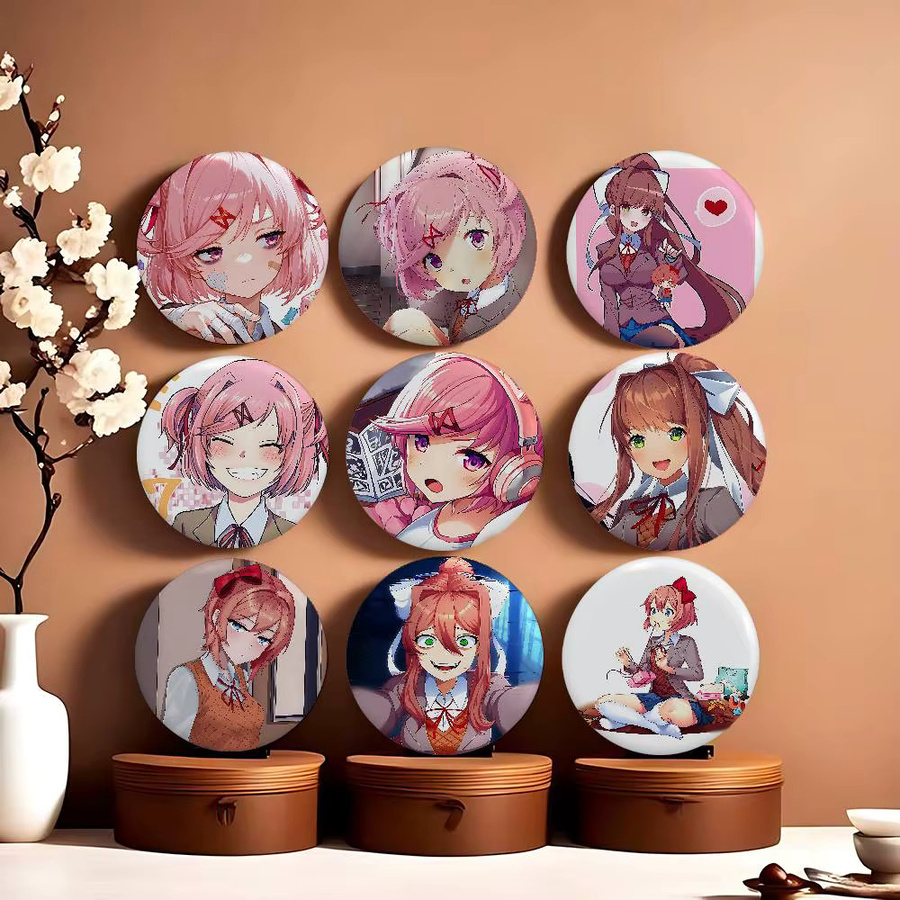 Brosche D-doki D-doki L-Literatur, Weißblech, Metall, Bunt - Bild 4