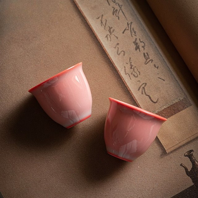 Handgefertigte chinesische Keramik-Teetasse für Gongfu-Tee in Rosa, Grün und Seladon auf rotem Ton - Bild 1