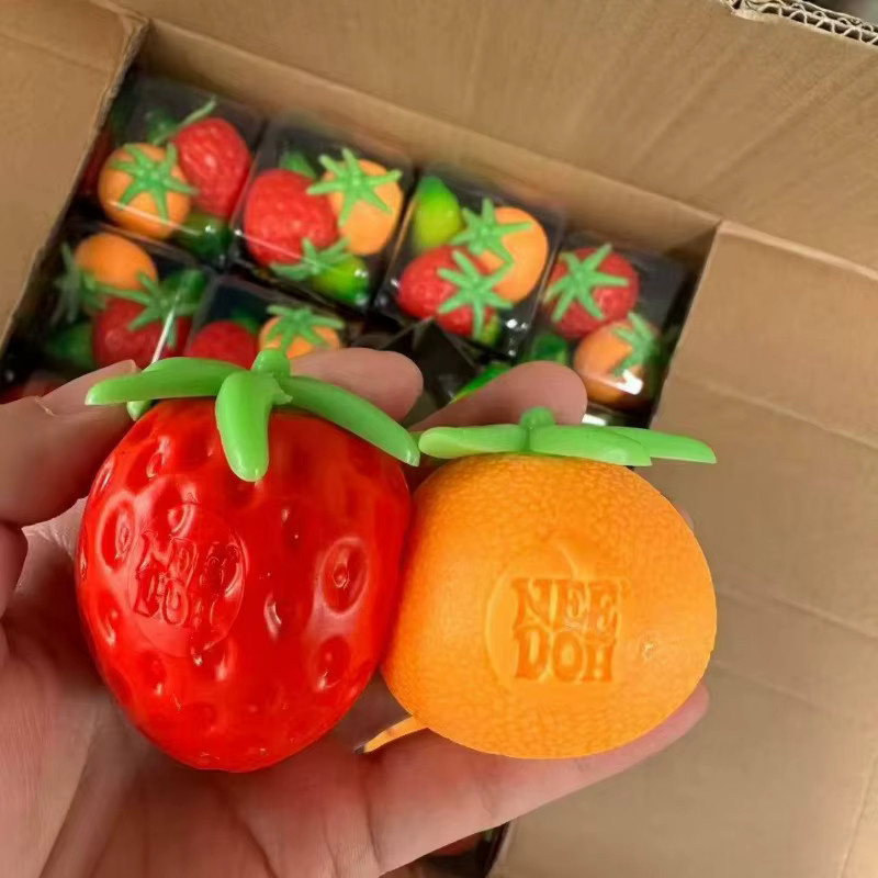 Schylling Nee Doh Groovy Fruit Squishy, Banane Orange Erdbeere, TPR Spielzeug - Bild 2