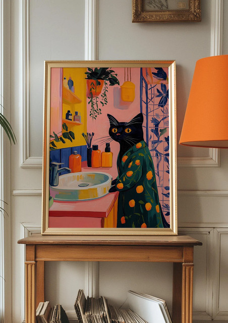 Retro Wanddekoration SHENCHEN: Bunter Kunstdruck mit schwarzer Katze in Zitrusrobe als verspielter Papier-Wanddruck in Schwarz und Multicolour - Bild 1