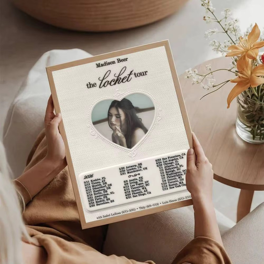 Selbstklebendes Anime-Poster Madison Beer Medaillon Illustration in Weiß zur Raumdekoration - Bild 3