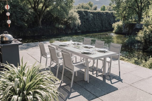OUTFLEXX Garten-Essgruppe für 6 Personen aus Aluminium und Textilene in Weiß, ausziehbarer Tisch mit Sicherheitsglas und stapelbare Stühle, witterungsbeständig - Bild 1