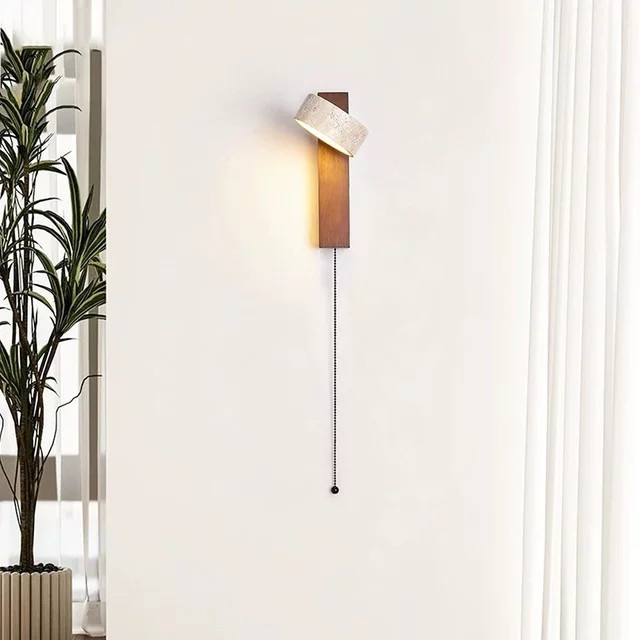 Homestay Nachttischlampe aus Holz in Walnuss und Beige mit LED-Warmweiß, drehbar und mit Zugschalter - Bild 1