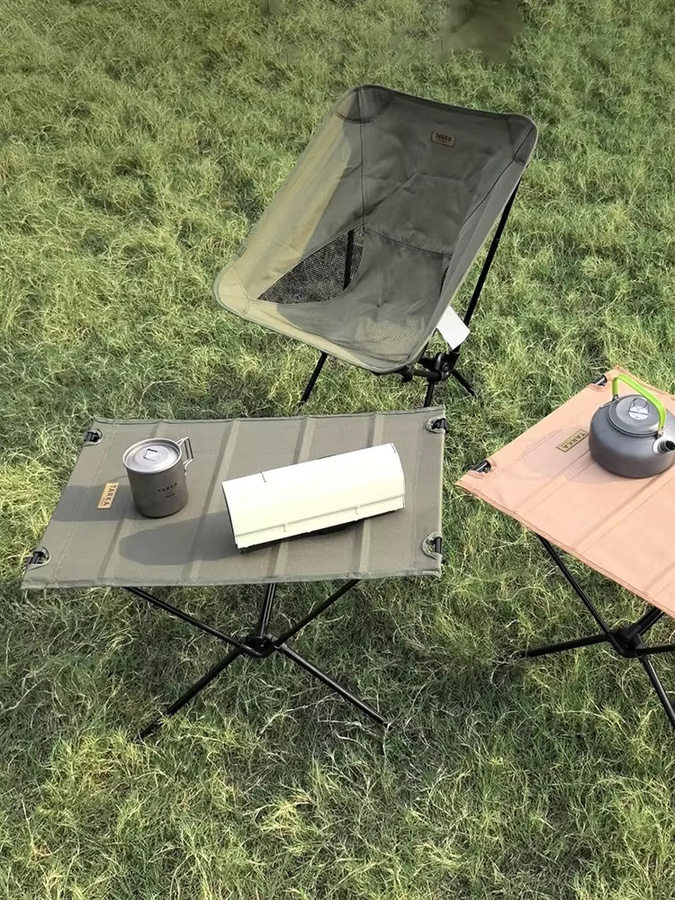 TARKA Tragbarer Outdoor-Tisch mit aufrollbarer Oxford-Oberfläche und Aluminiumbeinen in Schwarz - Bild 4
