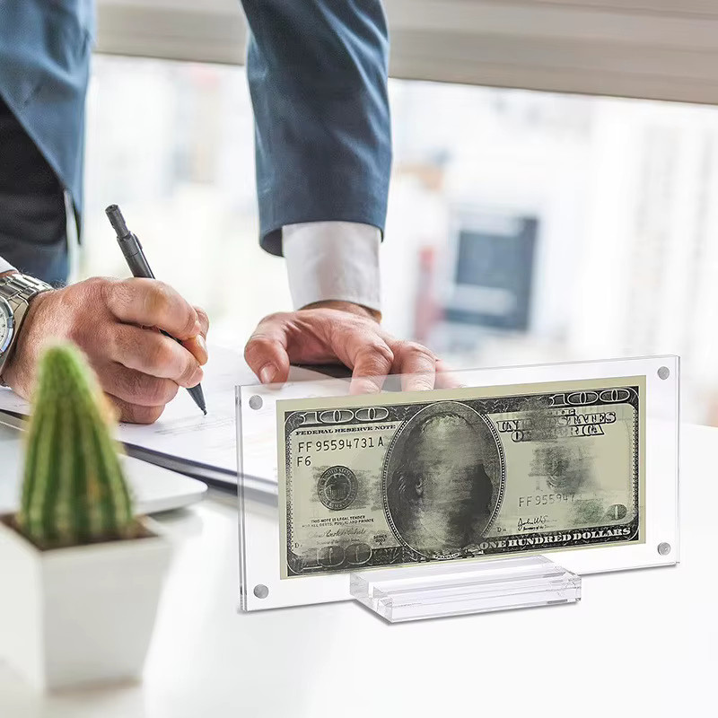 Robuster transparenter Acryl-Bilderrahmen aus Kunststoff mit Standfuß für die Tischpräsentation von Dollar-Scheinen, Gedenkmünzen und Sammlerstücken - Bild 2