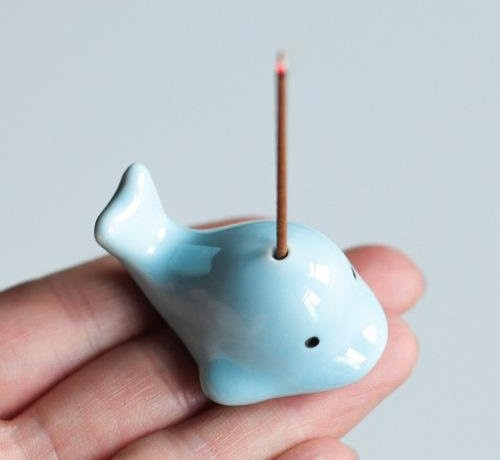 Yiran Furniture Keramik Räucherstäbchenhalter Delfin in schlichtem Design - Bild 1