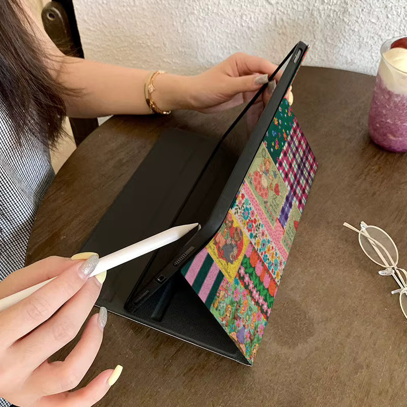 iPad Hülle mit floralem Bärenmuster für Apple iPad Pro 10/11 Zoll und iPad Air 3/4/5 in Weiß und Multicolour - Bild 4