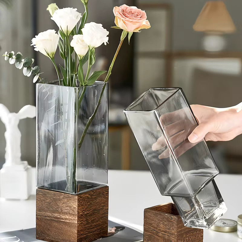Quadratische Acryl-Blumenvase im nordischen Stil mit Holzsockel, Schwarz und Transparent - Bild 4
