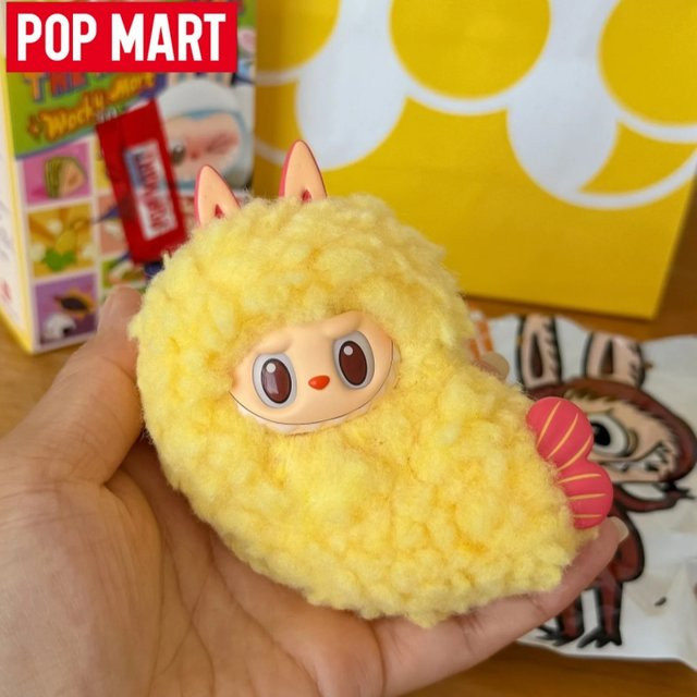 POPMART Labubu Wacky Mart Serie Blind Box Ornament Gebratene Garnelen Anhänger aus Vinyl in Multicolor - Bild 1