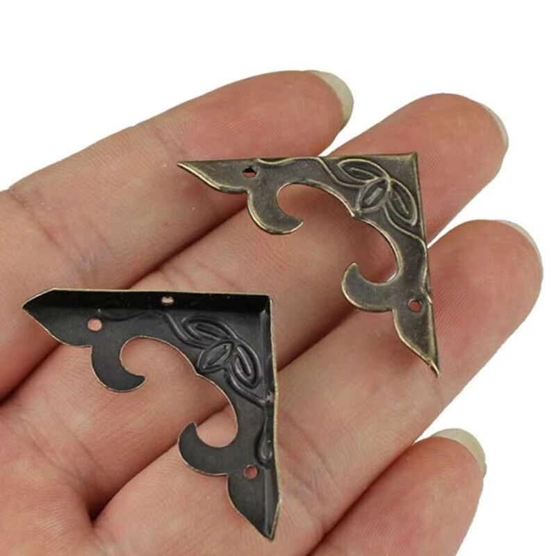Dekorative Metall-Eckenschützer in Gold für Scrapbook-Alben und Holzkisten als Möbelbeschläge und Kantenschutz - Bild 3