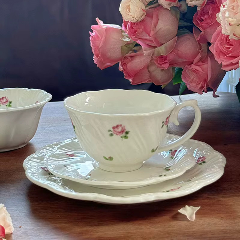 Keramik Geschirr Set mit Kaffeetassen, Untertassen und Tellern in Weiß mit floralem Vintage-Rosenmuster - Bild 2