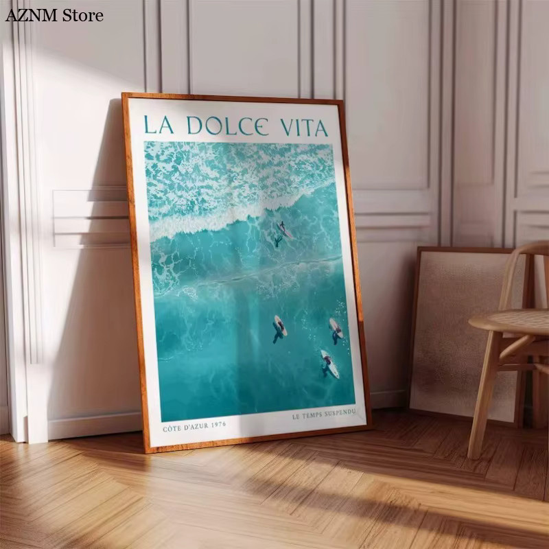 Potdemiel Minimalistisches Sommer-Surf-Poster La Dolce Vita Blue Beach Coastal Leinwandgemälde in Blau - Bild 2