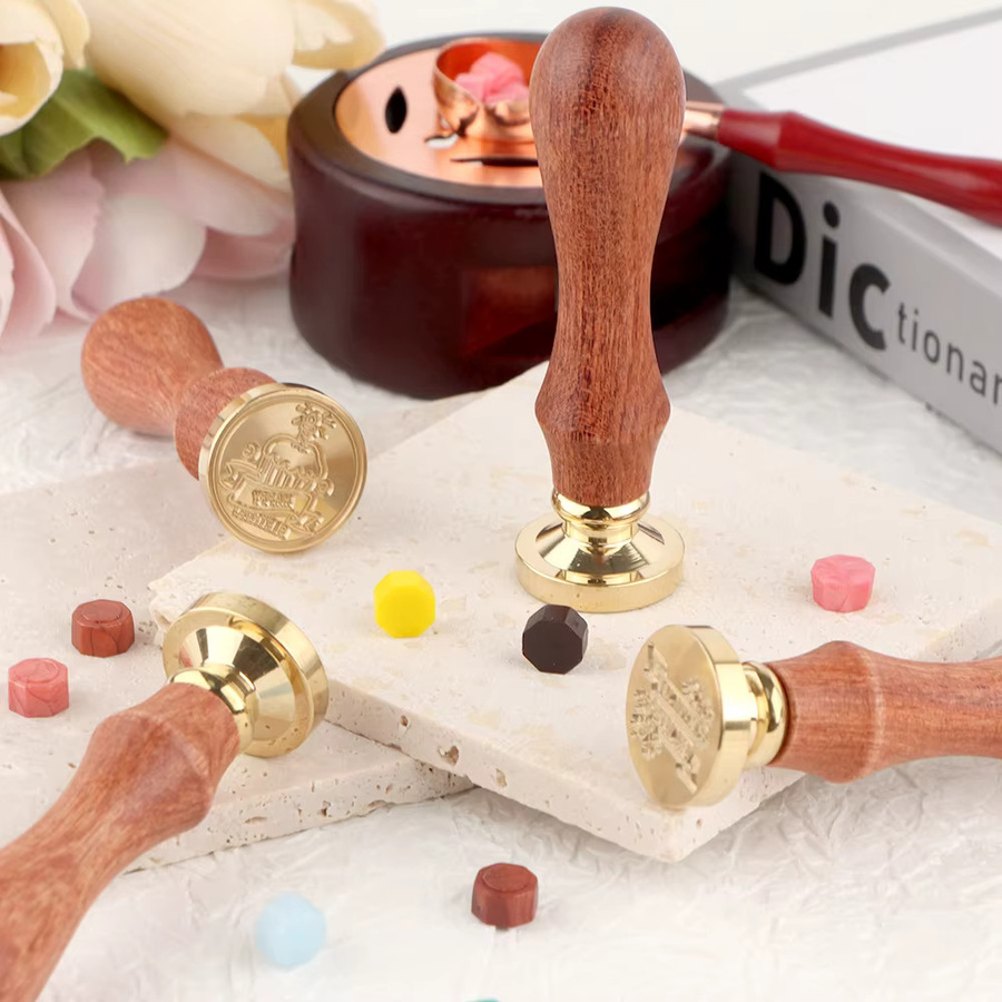 Wachssiegel-Stempel mit Palisandergriff und Bierkuchen-Muster in Beige für Geburtstagseinladungskarten und Dankeskarten - Bild 4