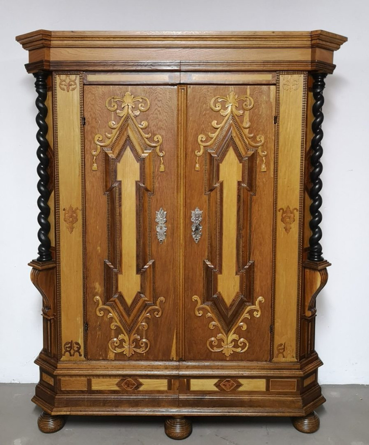 Antik Barockschrank aus Eiche und Esche von Antikhof Brück in Braun und Schwarz, H: 207,0 cm, B: 170,0 cm, T: 63,0 cm - Bild 1