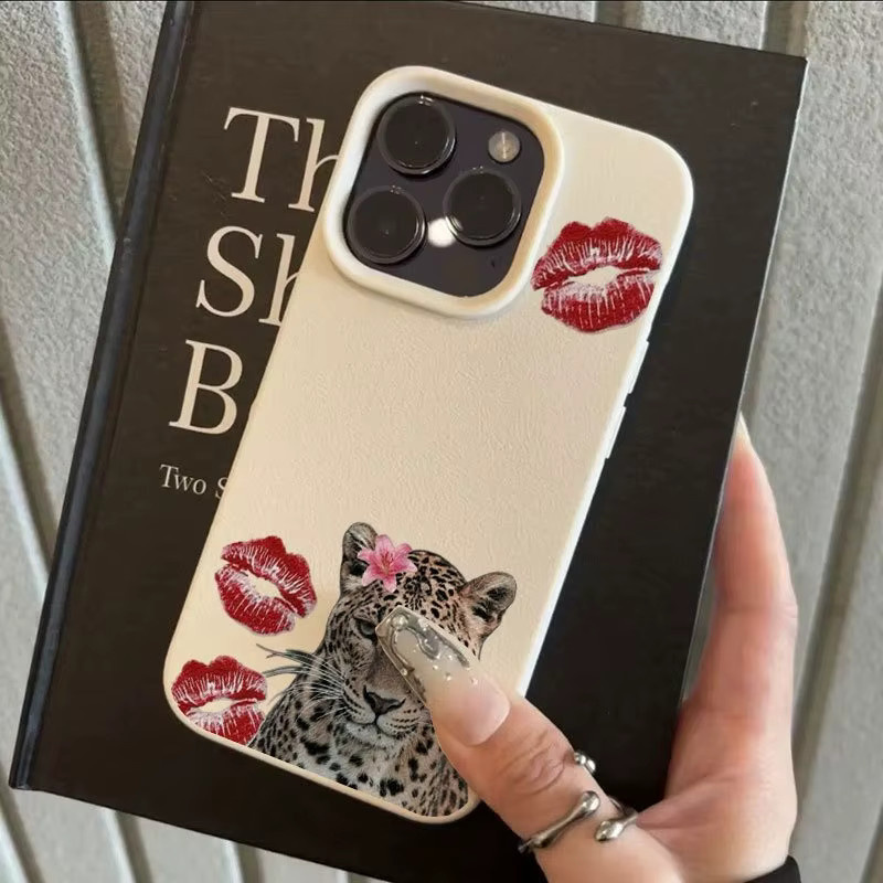 Apple Schutzhülle für iPhone 17, 16, 15 Serien mit Leopardenmuster, Lippendruck und Litschi-Design in Beige - Bild 2