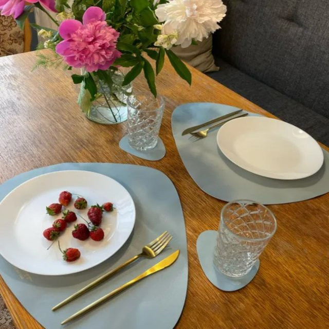 2er-Set inyahome Tischsets und Untersetzer aus Kunstleder in Wasserblau, abwischbar und waschbar - Bild 1