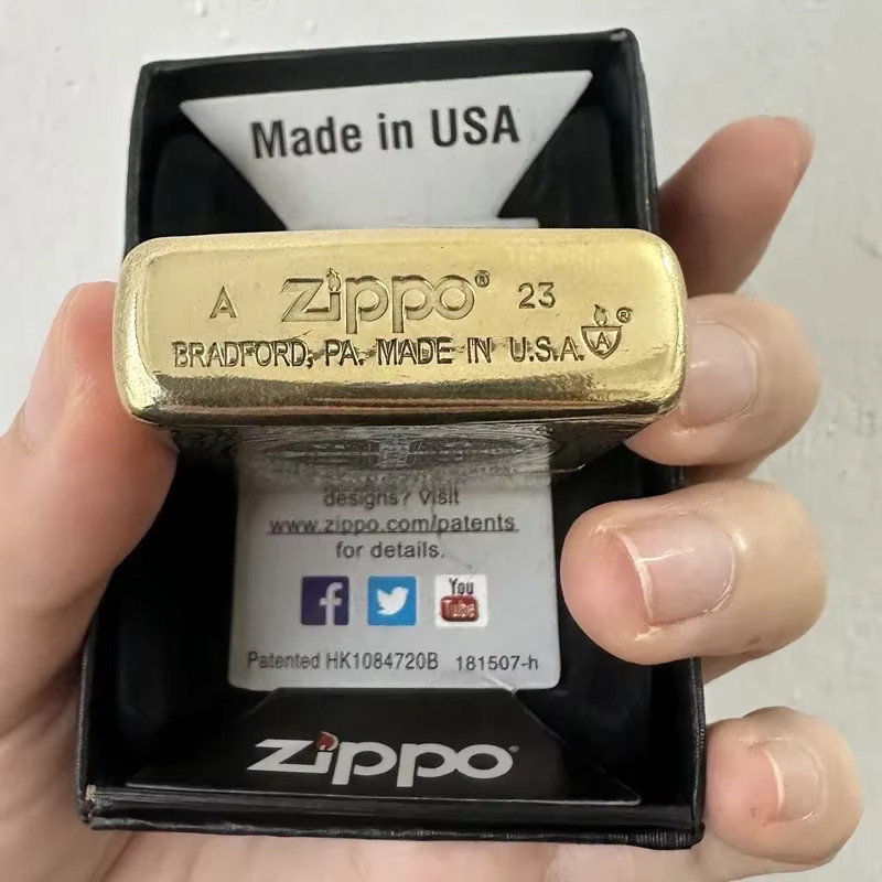 Zippo Feuerzeug Constantine Priest Carving in Antique Golden Brass Windproof Collection - Bild 3