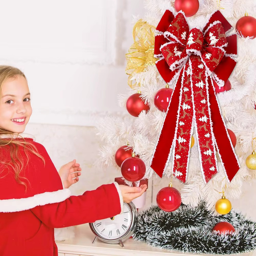 Rote Weihnachtsschleife mit Schneeflocken als Baumaufsatz und Dekoration für die Haustür oder Geschenkverpackungen - Bild 3